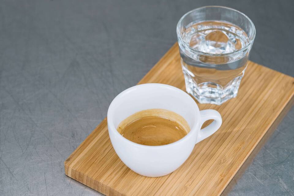 Зачем подают воду с кофе в ресторане